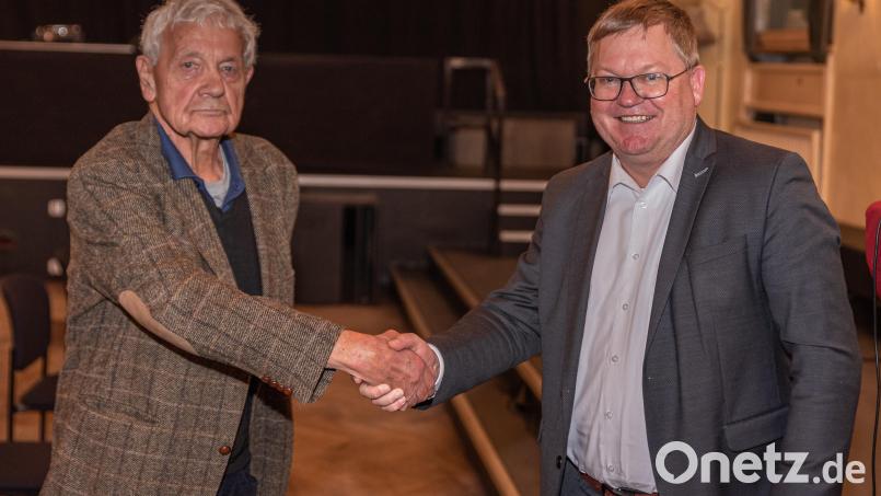 Oberbürgermeister Michael Cerny (rechts) gratuliert dem Kulturpreisträger der Stadt Amberg, Eckhard Henscheid, zu dessen 80. Geburtstag bei einem Empfang im Casinosaal. Bild: chl