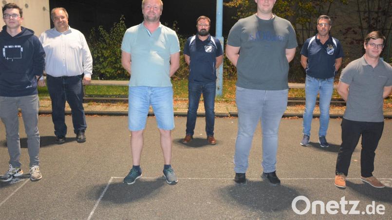 Mit einem komplett neuen Vorstandsteam geht der Eisclub Konnersreuth in die kommenden zwei Jahre. Im Bild (vorne, von links) Holger Schmidt, Zweiter Bürgermeister Stefan Siller, Jörg Bauer, der neue Vorsitzende Florian Härtl und Christopher Schmidt sowie (hinten, von links) Robert Weiß, der 18 Jahre lang die Kasse führte, und der bisherige Vorsitzende Otto Gradl, der 8 Jahre lang an der Spitze stand. Bild: jr