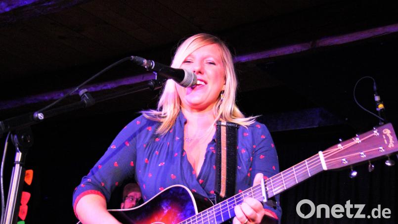 Claudia Koreck hat sich trotz ihres jungen Alters schon zur "Grande Dame" der bayerischen Liedermacherei entwickelt. Bild: stg