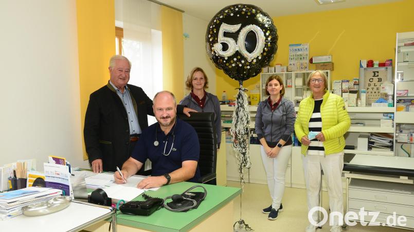 Dr. Georg Zahner (links) hat seine Praxis 1971 gegründet. Sohn Dr. Hans-Georg Zahner stieg dort später ein. Den beiden stehen Alexandra Gleißner und Natalia Schönknecht (hinten, von links) zur Seite. Dr. Georg Zahner wurde auch von Ehefrau Herta (rechts) unterstützt. Bild: bey