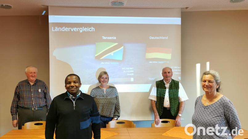 Die Tansania-Freunde mit Pfarrer Erwin Bauer und Pfarrvikar Basil (von links) blicken auf ihre Afrikareise zurück. Bild: gz