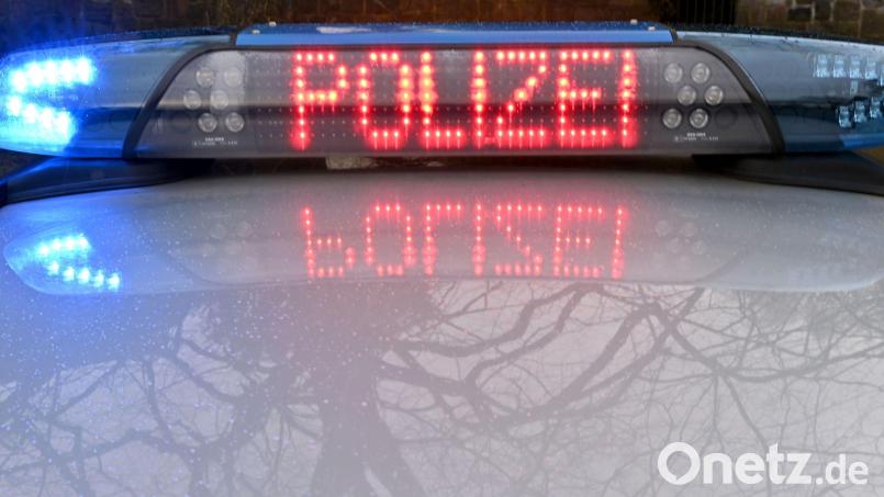 Nach einem Unfall auf der B303 bei Arzberg bittet die Polizei nach Hinweisen auf einen schwarzen VW Golf. Symbolbild: Carsten Rehder