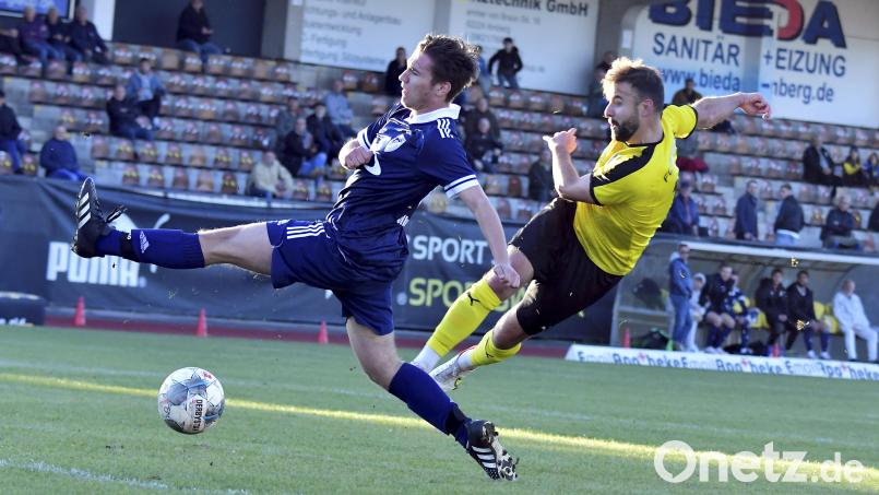 Dennis Kramer (rechts) vom FC Amberg erzielt in dieser Szene das 2:1 für seine Mannschaft. Der Lappersdorfer linke Außenverteidiger Lukas Bollwein (links) wirft sich noch in die Schussbahn, kann allerdings den Treffer nicht mehr verhindern. Bild:  Ziegler