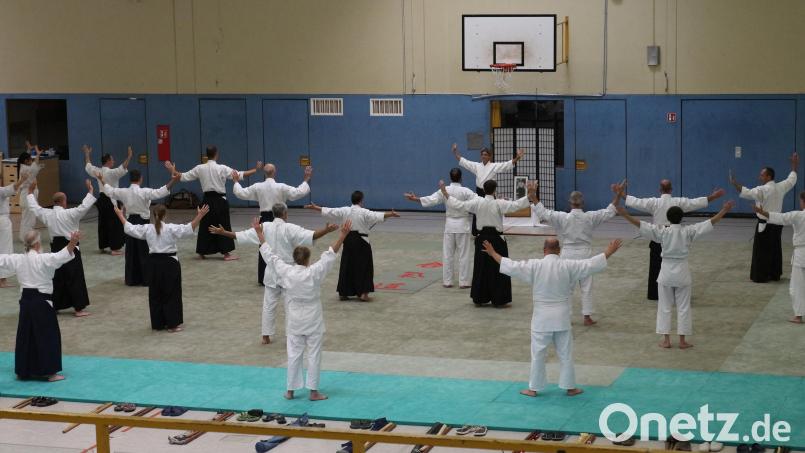 Aikido ist etwas Praktisches: Donatella Lagorio leitet zu bewussten Atemübungen an, welche die Konzentration fördern. Bild: Gottfried Fröhlich/exb