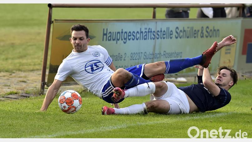Harter Kampf um den Ball selbst außerhalb des Spielfeldes nach Tackling zwischen dem Auerbacher Kapitän Jonas Freiberger (links) und dem Vilsecker Dominik Siebert (rechts). Siebert bekam kurz darauf von Schiedsrichter Matthias Wolf nach einem Foul die Gelb-Rote Karte. Bild: Ziegler