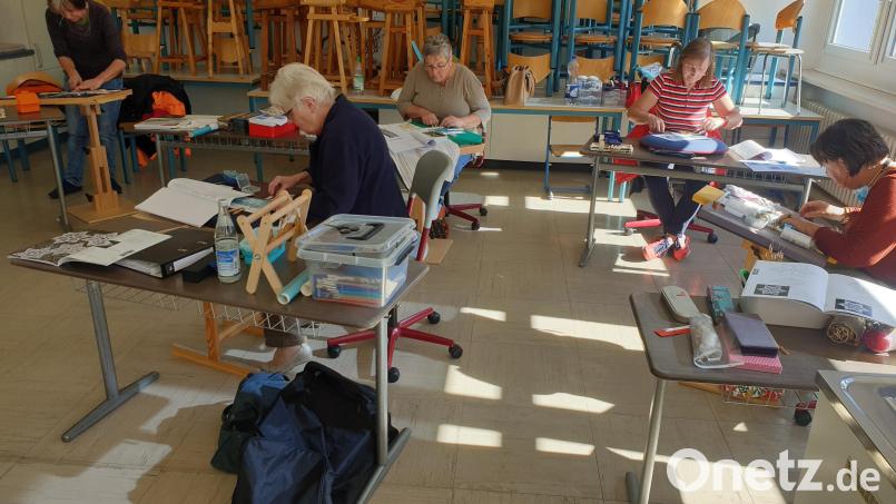 Die Teilnehmerinnen an den „Schönseer Klöppeltagen“ waren ein ganzes Wochenende lang mit Eifer bei der Sache. Bild: Stadt Schönsee/exb