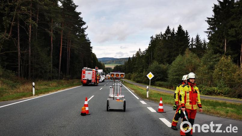 Die B22 zwischen Waldeck und Erbendorf war am Freitag nach einem Unfall für mehrere Stunden in beide Richtungen gesperrt. Bild: mde