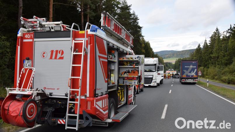 Die B22 zwischen Waldeck und Erbendorf war am Freitag nach einem Unfall für mehrere Stunden in beide Richtungen gesperrt. Bild: mde