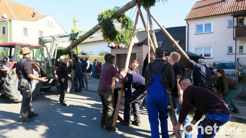 Unter der Regie von Michael und Alexander Zweck stellten die Fronberger auf dem Fronberger Dorfplatz den Kirwabaum auf. Bild: Hirsch