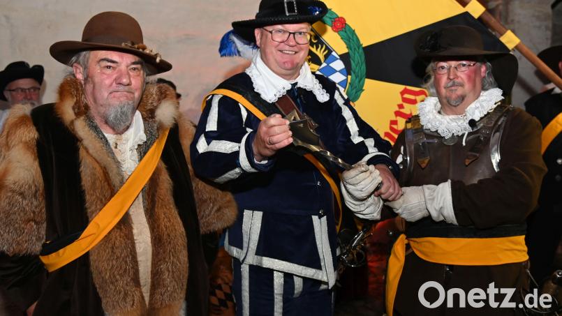 „Somit ernenne ich dich offiziell zum Stadthauptmann und übergebe als sichtbares Zeichen deiner Würde den Streitkolben“: Obrist Michael alias Oberbürgermeister Michael Cerny (Mitte) mit dem scheidenden Hauptmann Walter Hellmich (links) und dessen Nachfolger Klaus Günther. Bild: gf