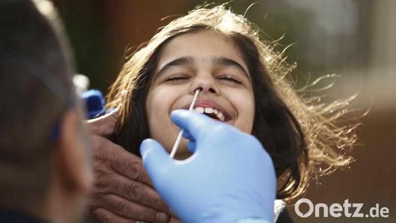 Ein kleiner Schnupfen wie im Herbst oft üblich genügt: Schon müssen auch Kindergartenkinder einen negativen Coronatest vorweisen, um die Betreuungseinrichtung weiter besuchen zu dürfen. Symbolbild: Daniel Pockett/dpa