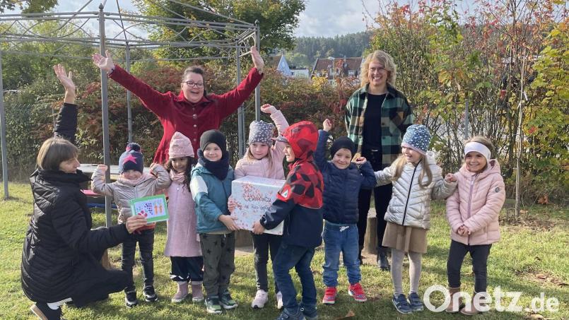 Sie haben gemalt, gebastelt und daraus entstanden ist ein großes Bilderbuch zum Thema Kräuterkreislauf. Damit sicherten sich die Kinder der Arche Noah einen Oberpfalz-Titel. Zur Preisverleihung gab es eine Gewinnerbox mit Utensilien für die &quot;gesunde&quot; Küche. Bild: e