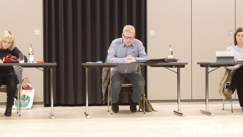 Bei der Marktratssitzung: (von links) Verwaltungsangestellte Manuela Ertel, Bürgermeister Bernhard Köller und seine Stellvertreterin Doris Lehnerer. Bild: mfh