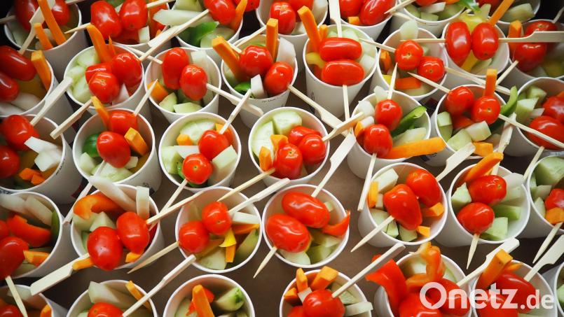 Raffiniert angeboten wurden Gemüsesticks. Am Becherboden fand sich ein Kräuter-Honig-Quark-Dip, der zusammen mit Kohlrabi, Karotte, Gurke und Tomate verspeist wurde. Bild: fks