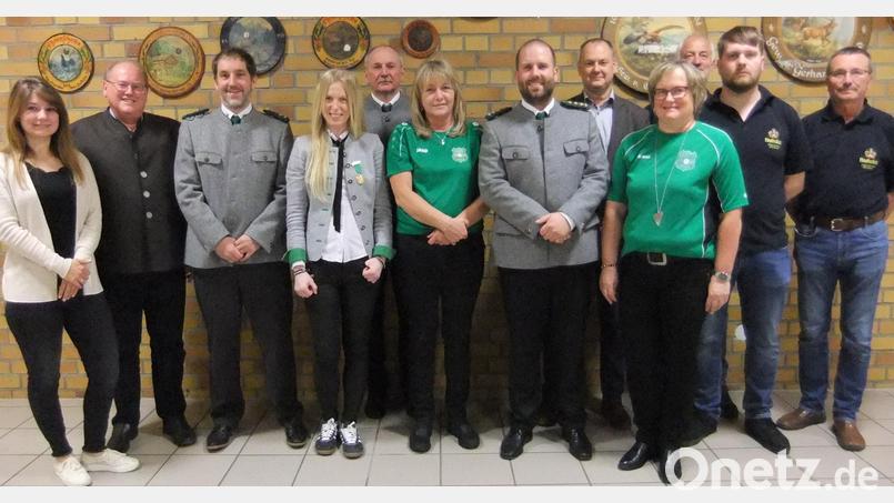 Die Bergschützen Pittersberg wählen eine neue Vereinsführung (von links): Kathrin Möschl, Hans Vornlocher, Markus und Gabriela Beer, Herbert Raß, Edeltraut Legl, Schützenchef Andreas Hammer, Bürgermeister Erich Meidinger, Gabi Raß, Eduard Helldörfer (hinten, teils verdeckt), Patrik Raß und Gerhard Wirth. Bild: exb