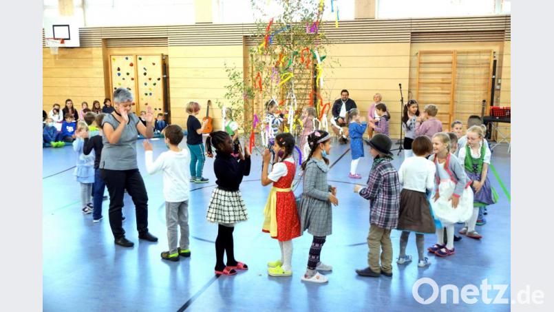 Mit Tänzen, Liedern und Reigen begeisterten die Kinder. Bild: bkr