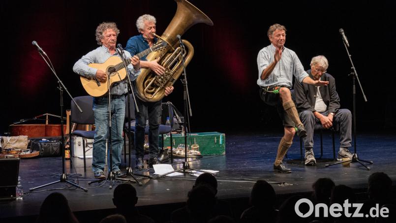 Mit ihrem vielfältigen Instrumentarium nehmen die Wellbrüder die bayerische Lebensart aufs Korn. Dass sie nicht nur sämtliche Musikinstrumente beherrschen sondern auch das Schuhplattln, zeigt hier Christoph &quot;Stofferl&quot; Well. Rechts Gerhard Polt, der sich das ganze Treiben gelassen anhört. Bild: chl