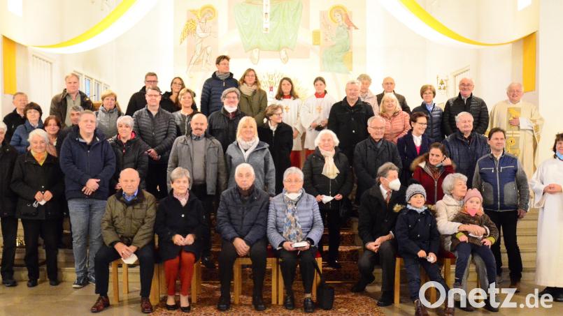 Die Jubelpaare aus der Pfarreiengemeinschaft Herz Jesu und St. Johannes feiern zusammen. Bild: Kunz