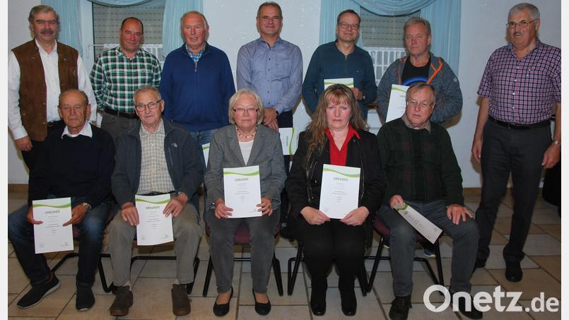Für 10, 20, 30 oder 40 Jahre Mitgliedschaft ehren der Vorsitzende Josef Blödt (rechts) und der Kreisvorsitzende Reinhard Ott (links) zehn Mitglieder der Siedlergemeinschaft Lengenfeld. Bild: gsp