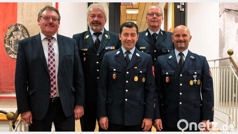 Für weitere sechs Jahre verbleiben Lothar Hasenstab als Kommandant (Mitte) und Peter Ziegler als sein Stellvertreter (rechts) in ihren Ämtern. Zur Wiederwahl gratulieren (von links) Bürgermeister Hans-Martin Schertl, Kreisbrandrat Fredi Weiß und Kreisbrandinspektor Christof Strobl. Bild: Michael Lang/exb