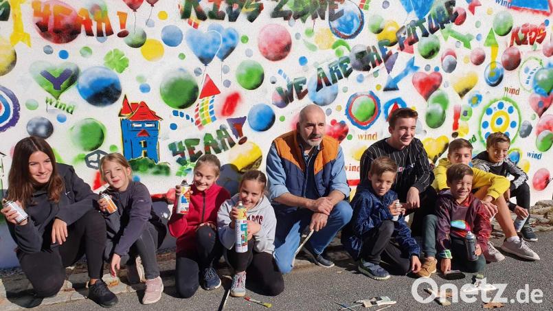 Ganz schön bunt haben es die Kinder der Siedler getrieben. Eine weitere Garage soll folgen. Bild: dö