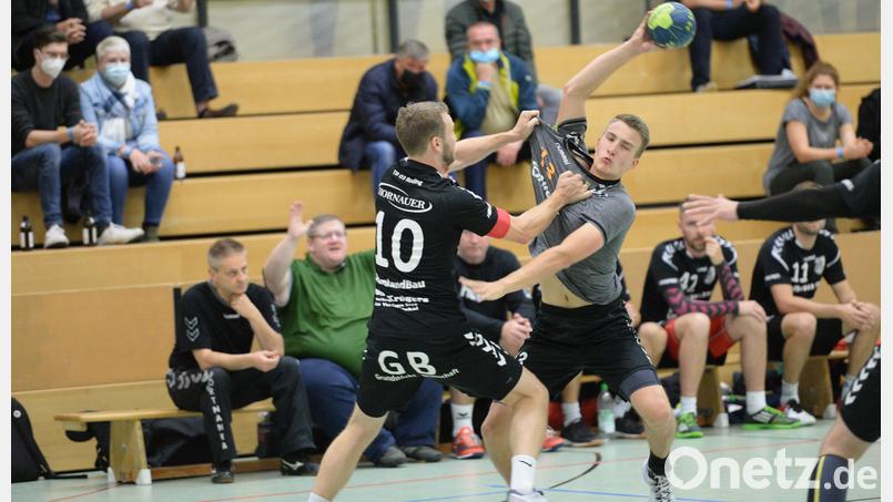 23:23 stand es am Ende in der Handball-Bezirksoberliga im Spiel der HG Amberg gegen den TB 03 Roding. Im Bild der Amberger Paul Rössle (rechts) gegen Thomas Schoierer. Bild: Andreas Brückmann