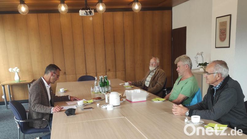 Bürgermeister Peter Achatzi gegenüber sitzen (Zweiter bis Vierter von links) Feldgeschworenen-Obmann Werner Deyerl sowie seine Kollegen Manfred Meyer und Michael Neumüller. Bild: lei