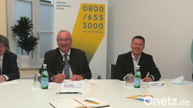 Medbo-Vorstand Dr. Helmut Hausner, Bezirkstagspräsident Franz Löffler, Geschäftsführer Jens Scheffel und fachliche Leiterin Katjenka Wild (von links) unterzeichneten den Kooperationsvertrag der medizinischen Einrichtung &quot;medbo&quot; mit dem Bezirk Oberpfalz. Bild: Hirsch