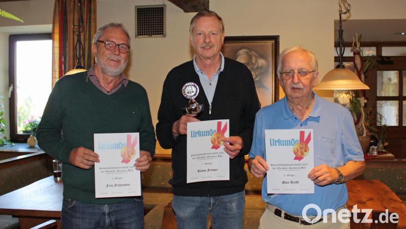Klaus Frieser (Mitte) mit dem Zweitplatzierten (links) Fritz Eichenseer und dem Dritten Max Riedl (SC Furth/Waldmünchen). Bild: Wyrobisch/exb