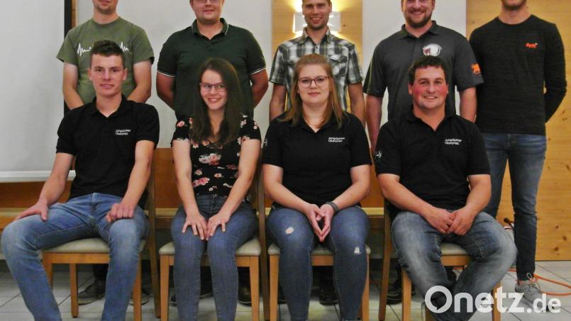 Neuwahlen gab es bei der Jungzüchtergemeinschaft Tirschenreuth. Im Bild (hinten, von links) Lukas Härtl, Sebastian Thoma, Andreas Stock, Josef Weiß und Niko Kraus sowie (sitzend, von links) Simon Meisl, Johanna Schmeller, Sophie Gmeiner und der neue Vorsitzende Michael Schuller. Bild: Jungzüchtergemeinschaft Tirschenreuth/exb