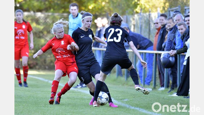 Ein Zweikampf dicht an der Außenlinie zwischen der zweifachen Torschützin des TSV Theuern, Janina Wieczoreck (links), und Lisa Beer vom SC Regensburg (Mitte), beobachtet von der Regensburger Kapitänin Katharina Markl (rechts). Bild: Hubert Ziegler