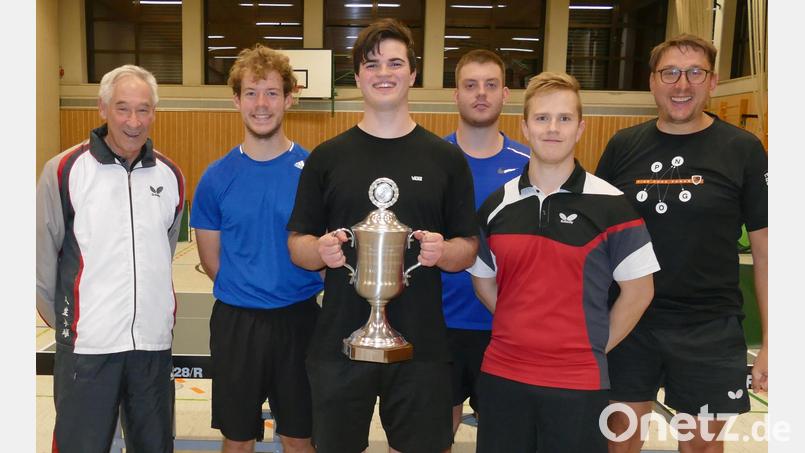 Nico Troglauer (Mitte) ist der neue Vereinsmeister des Kolping-Tischtennisvereins Oberviechtach. Zweiter wurde Christoph Schneier (Zweiter von links) vor Michael Eckl (rechts) Bild: ttv