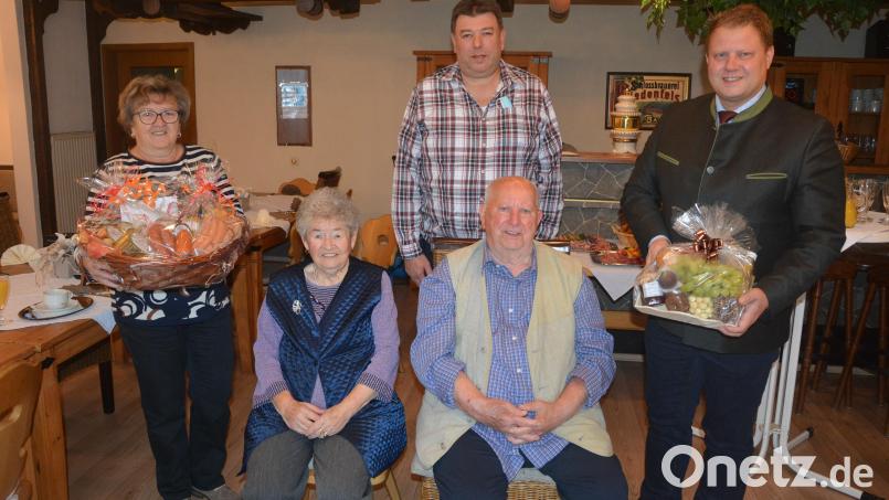 Seinen 90. Geburtstag feierte am Kirchweihsonntag Erwin Lettner, hier sitzend mit seiner Frau Barbara, mit der er seit 62 Jahren verheiratet ist. Es gratulierten Neffe Harald Gebauer (hinten), Bürgermeister Stefan Grillmeier und Wanderfreunde-Vorsitzende Andrea Zinnecker. Bild: jr
