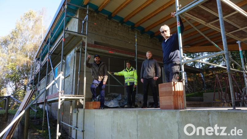 Nach der Mitgliederversammlung stand am Tag danach bereits der nächste Baustellentermin an. Fabian Grötsch, Florian Pfaffl, Bastian Schürmann und Martin Spörl (von links) berieten die nächsten Arbeiten. Bild: eib