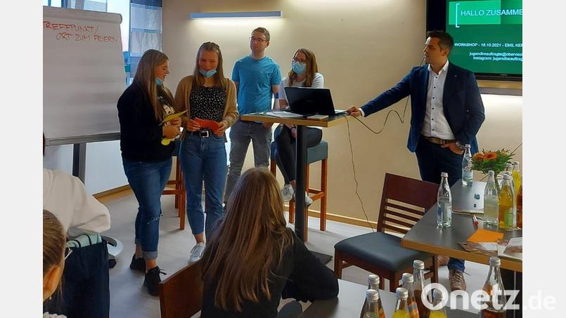 Jugendliche präsentieren beim Workshop ihre Ideen für die Stadt Oberviechtach. Bild: Nina Stoppa/exb