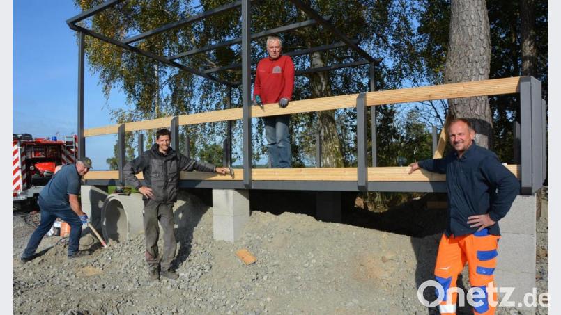 Vor gut zwei Wochen waren Bürgermeister Johann Burger, Harald Wölfl, Norbert Bauer und Markus Bauer (von links) noch fleißig bei der Arbeit. Bild: jr