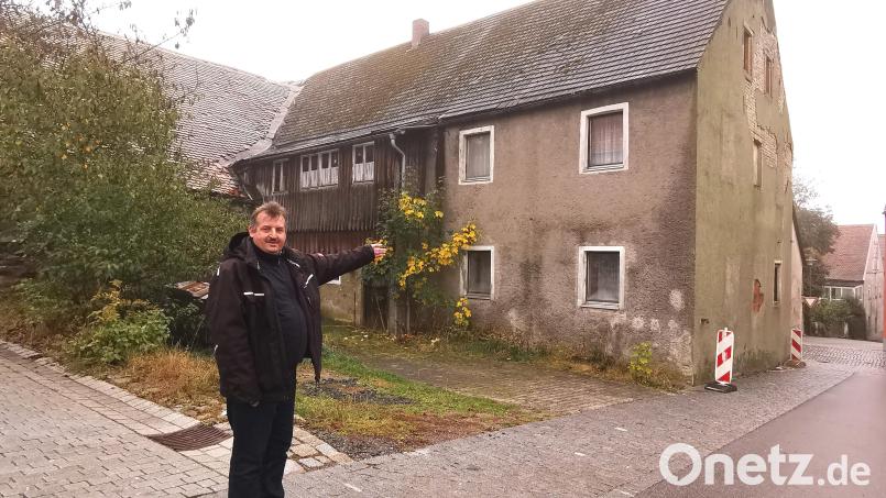 Bürgermeister Reinhard Kreuzer will Leerstände wie diese ehemalige Brauerei im Zentrum von Schönsee beseitigen. Bild: Portner