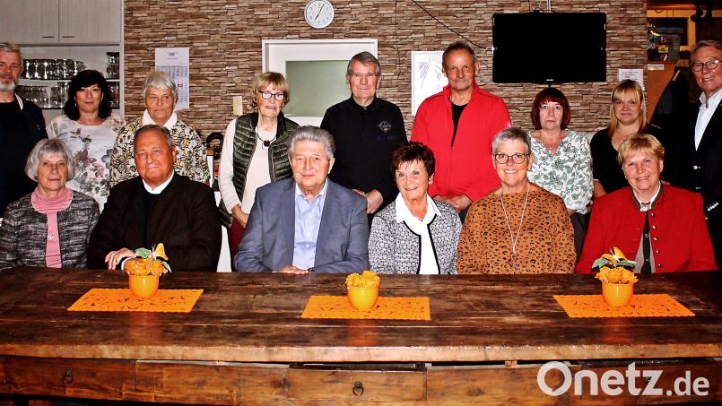 Die DJK ehrt langjährige Mitglieder, darunter (vorne, von links) Waltraut Weiß, Otmar Sailer, Ernst Bauer, Christa Sailer, Elisabeth Stahl und Erika Schieder. Bild: R. Kreuzer