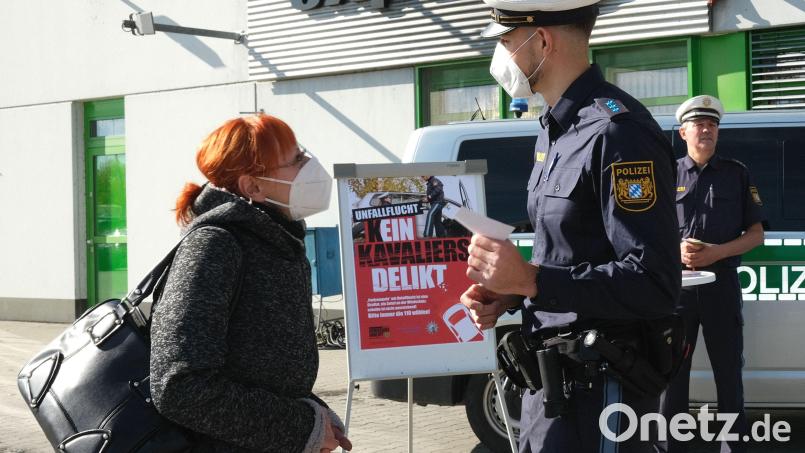 Polizeiobermeister Dennis Meier sprach die Passanten vor dem Globus-Markt an, um sie für das Thema "Unfllflucht" zu sensibilisieren. Bild: Hirsch
