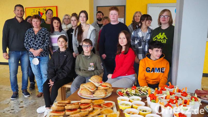 Über zwei Stunden dauerten die Vorbereitungen des Elternbeirates für das gesunde Frühstück. Dabei erhielt das Gremium Unterstützung aus der Klasse 8M. Bild: fks