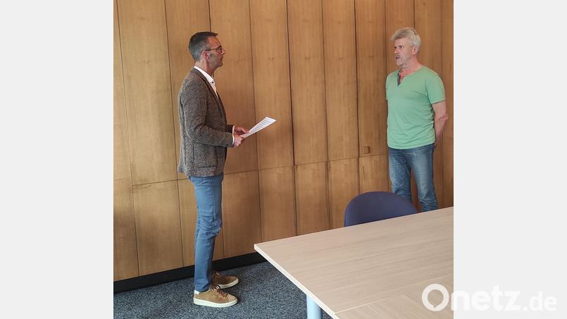 Bürgermeister Peter Achatzi (links) vereidigt den neuen Feldgeschworenen Manfred Meyer. Bild: lei