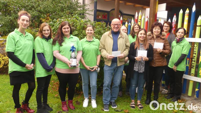 Carolin Ulm (Dritte von links) überreicht Umschläge an die Vertreter von Eltern-Kind-Gruppe, Kindertagesstätte und SC Eschenbach. Bild: rn