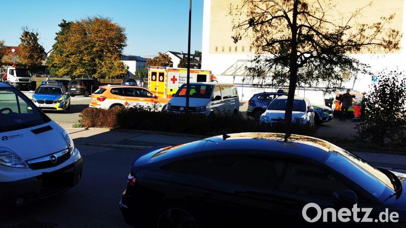 Streifenwagen der Polizei, Einsatzfahrzeuge des Roten Kreuzes: So stellte sich die Situation am Samstagnachmittag vor dem Hallenbad in der Schwarzenfelder Bahnhofstraße dar. Bild: Christian Ströll, Architekt cubezwei engineers/exb