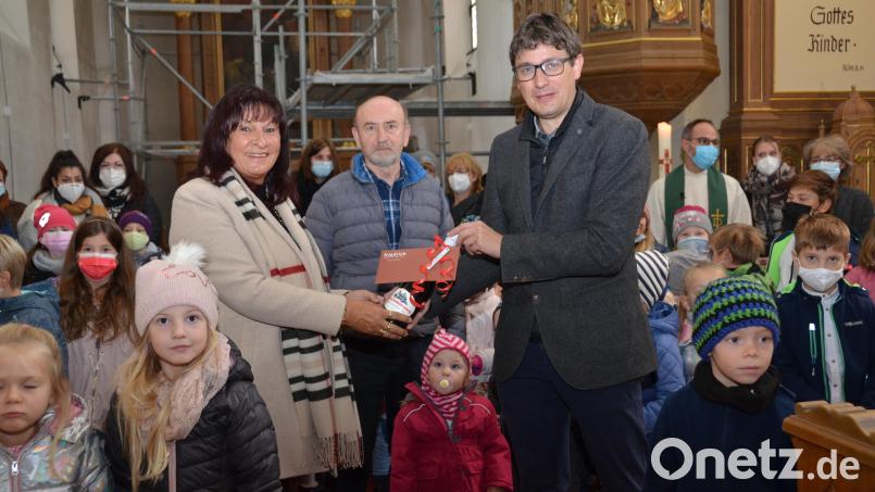 Leiterin Ilona Schlesinger und Hausmeister Gerhard Schaller (von links) wurden am Sonntag nach dem Familiengottesdienst von stellvertretendem Vertrauensmann Uli Münchmeier (rechts) in den Ruhestand verabschiedet. Viele gute Wünsche begleiten die beiden. Bild: dob