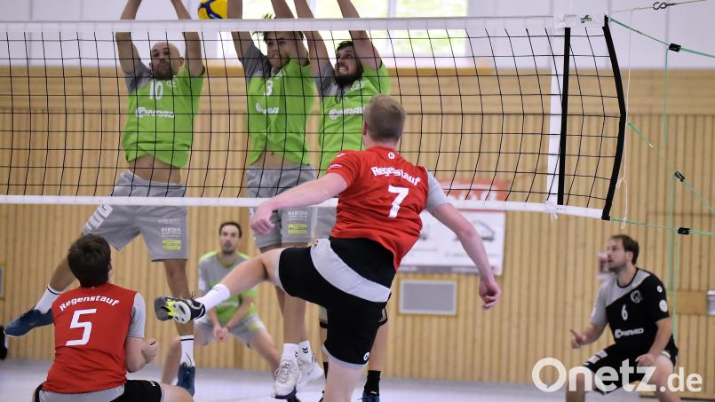 Der Amberger Dreierblock mit (von links) Zuspieler Philipp Heckmann, dem überragenden 16-jährigen Mittelangreifer Johannes Helm und Außenangreifer Lukas Neidl kommt in dieser Situation zu spät, um den Regenstaufer Schmetterball von Diagonalspieler Felix Dollinger (vorne rechts) noch abwehren zu können. Bild: Hubert Ziegler