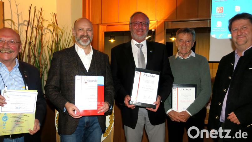 FC-Vorsitzender Reinhard Mieschala (links) ehrte Kurt Mieschala, Peter von der Sitt und Max Schneid (von links) mit Ehrennadeln des Verbandes Deutscher Eisenbahner-Sportvereine sowie den BLSV-Bezirksvorsitzenden Hermann Müller (rechts) für langjährige Mitgliedschaft. Bild: Hirsch