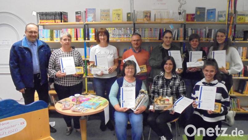 Monika Haberl (Dritte von links) und Bürgermeister Ludwig Gürtler (hinten von links) freuten sich mit Simone Friedl, Monika Haberl, Erich Spickenreither, Lisa Demleitner, Charlotte Frey, Sophie Eckl , Anna Götz, Anja Demleitner und Evi Demleitner (vorne von links). Bild: rfi
