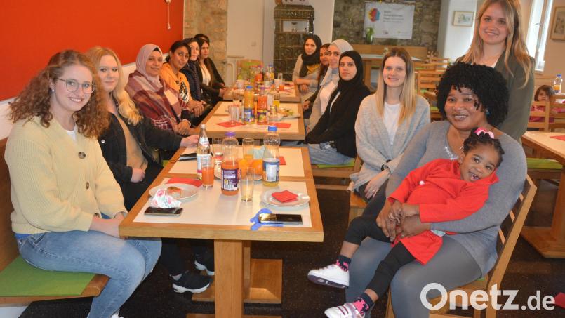 Zu einem ersten interkulturellen Frühstück nach langer Pause kamen kürzlich auf Einladung der AWO zehn Flüchtlingsfrauen im Café des Mehrgenerationenhauses zusammen. Geleitet werden die Treffen von Annalena Fink-Haydari (links) und ihrer Mitarbeiterin Denise Schmid (rechts, stehend) sowie weiteren AWO-Mitarbeiterinnen. Bild: jr