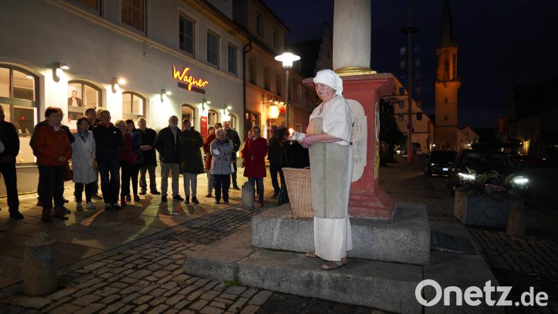 Anna Müller-Rösch als &quot;Sybilla Schimmel&quot; berichtete, wie sie sich 1848 dazu verleiten ließ, im Rausch ein Feuer in der Stadt zu legen, bei dem fast 100 Häuser abbrannten. Bild: kaz