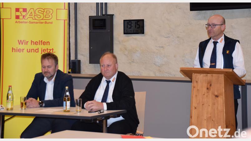 Das Präsidium bei der ASB-Mitgliederversammlung bilden (von links) Björn Funk, Josef Schwemmer und der Vorstandsvorsitzende Roland Löb. Bild: wku